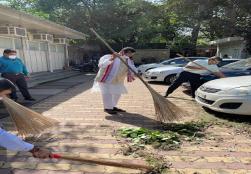 मंत्रालय द्वारा चलाए जा रहे स्वच्छता पखवाड़ा के दौरान आज केंद्रीय मंत्री श्री पशुपति कुमार पारस ने मंत्रालय परिसर में साफ-सफाई कर, लोगों को स्वच्छता का संदेश दिया। उन्होंने मंत्रालय के वरिष्ठ अधिकारियों के साथ स्वच्छता अभियान के तहत किए गए कार्यों का जायज़ा भी लिया।