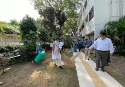 मंत्रालय द्वारा चलाए जा रहे स्वच्छता पखवाड़ा के दौरान आज केंद्रीय मंत्री श्री पशुपति कुमार पारस ने मंत्रालय परिसर में साफ-सफाई कर, लोगों को स्वच्छता का संदेश दिया। उन्होंने मंत्रालय के वरिष्ठ अधिकारियों के साथ स्वच्छता अभियान के तहत किए गए कार्यों का जायज़ा भी लिया।