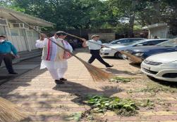 मंत्रालय द्वारा चलाए जा रहे स्वच्छता पखवाड़ा के दौरान आज केंद्रीय मंत्री श्री पशुपति कुमार पारस ने मंत्रालय परिसर में साफ-सफाई कर, लोगों को स्वच्छता का संदेश दिया। उन्होंने मंत्रालय के वरिष्ठ अधिकारियों के साथ स्वच्छता अभियान के तहत किए गए कार्यों का जायज़ा भी लिया।