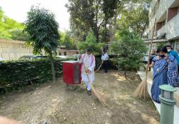 मंत्रालय द्वारा चलाए जा रहे स्वच्छता पखवाड़ा के दौरान आज केंद्रीय मंत्री श्री पशुपति कुमार पारस ने मंत्रालय परिसर में साफ-सफाई कर, लोगों को स्वच्छता का संदेश दिया। उन्होंने मंत्रालय के वरिष्ठ अधिकारियों के साथ स्वच्छता अभियान के तहत किए गए कार्यों का जायज़ा भी लिया।