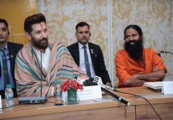 केंद्रीय #MOFPI मंत्री श्री चिराग पासवान ने आज ग्रेटर नोएडा के एक्सपो सेंटर में इंडसफूड 2025 के 8वें संस्करण का उद्घाटन किया। अपने उद्घाटन भाषण में, माननीय मंत्री ने भारतीय व्यंजनों को दुनिया भर में विकसित करने और हर डाइनिंग टेबल तक पहुंचने की आवश्यकता पर जोर दिया। उन्होंने कहा कि भारत सरकार इस मिशन के साथ दुनिया के लिए खाद्य सुरक्षा की दिशा में काम कर रही है कि कोई भूखा न सोए।