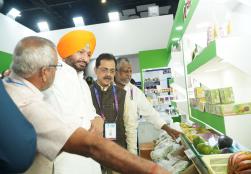 #WorldFoodIndia2024: Union Minister of State for #MOFPI, Shri Ravneet Singh Bittu visited international pavilions, engaging with global representatives and exploring diverse culinary innovations from around the world. Hon'ble Minister's visit highlighted the significance of international collaboration in the food Industry.