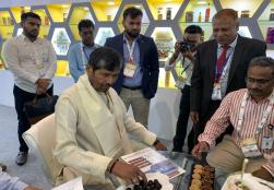 केंद्रीय मंत्री श्री @PashupatiParas ने @worldfoodindia के दौरान @NIFTEM_Tnj के स्टॉल का दौरा कर एक्ज़िबिटर्स से बातचीत की।  उन्होंने फूड प्रोसेसिंग क्षेत्र में नई तकनीकें उपलब्ध कराने में संस्थान के योगदान की सराहना की।