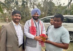 श्री रवनीत सिंह बिट्टू, केंद्रीय राज्यमंत्री, #MOFPI ने Natun Howly, तामुलपुर में  MP Honey Industry का दौरा किया। #PMFMEScheme के लाभार्थी श्री प्रणजीत रभा की यह यूनिट शहद की खेती और प्रसंस्करण का काम करती है और राज्य में #FoodProcessing सेक्टर के विकास में अहम् भूमिका निभाती है। से पूर्वोत्तर राज्य में सूक्ष्म उद्यमियों और स्वयं सहायता समूहों (SHGs) का सक्रिय रूप से समर्थन कर रही है और देश को ग्लोबल फूड हब बनाने में अपना पूरा योगदान दे रही है।