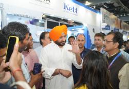 #WorldFoodIndia2024: Union Minister of State for #MOFPI, Shri Ravneet Singh Bittu visited international pavilions, engaging with global representatives and exploring diverse culinary innovations from around the world. Hon'ble Minister's visit highlighted the significance of international collaboration in the food Industry.