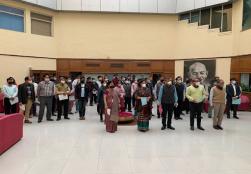 संविधान दिवस के अवसर पर सचिव श्रीमती पुष्पा सुब्रमण्यम जी व विशेष सचिव श्री मनोज जोशी जी समेत मंत्रालय के समस्त अधिकारियों और कर्मचारियों ने संविधान के प्रति निष्ठावान एवं व्यवहारिक जीवन में संविधान के निर्देशों को अंगीकार करने की प्रतिज्ञा ली।