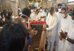 MoS Shri Prahlad Singh Patel inaugurated the Coconut Water Prasadam Unit developed by IIFPT at Mariamman Temple.