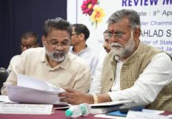  केंद्रीय राज्य मंत्री श्री @prahladspatel ने दापोली के अर्बन बैंक सीनियर साइंस कॉलेज में #PMFME के कार्यान्वयन से संबंधित समीक्षा बैठक की अध्यक्षता की, जिसके दौरान रत्नागिरी के  किसानों को अन्य आवश्यक सहायता उपलब्ध कराने पर चर्चा की गई। कार्यक्रम के दौरान केंद्रीय राज्य मंत्री श्री प्रहलाद सिंह पटेल द्वारा स्व-सहायता समूहों को सहायता राशि के चैक व प्रमाण पत्र सौंपे गए एवं उनके द्वारा निर्मित खाद्य पदार्थों की प्रदर्शनी का अवलोकन भी किया गया।