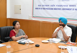 केंद्रीय राज्य मंत्री श्री Ravneet Singh Bittu जी ने आज नई दिल्ली के पंचशील भवन में मंत्रालय के वरिष्ठ अधिकारियों के साथ एक समीक्षा बैठक की अध्यक्षता की। बैठक में उन्होंने #MOFPI की योजनाओं और #FoodProcessing क्षेत्र की प्रगति पर चर्चा की।