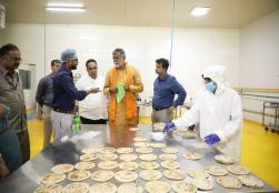 Union Minister of State for #MOFPI Shri Prahlad Singh Patel paid a visit to India Food Park located in Karnataka's Tumkur district, during which he took stock of Shaka Harry unit and food products manufactured there.
