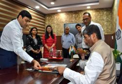 यह बड़े उल्लास की बात है कि आज भारत के खाद्य प्रसंस्करण क्षेत्र पर आधारित @investindia की पत्रिका के पहले संस्करण का उद्घाटन केंद्रीय मंत्री श्री श्री पशुपति कुमार पारस द्वारा किया गया। आइए इस पत्रिका के माध्यम से खाद्य प्रसंस्करण क्षेत्र को नई दिशा देने वाले फूड प्रोसेसिंग सेक्टर के आधुनिक ट्रेंड्स, इनोवेशन व #SuccessStory के बारे में जानें और भारत की समृद्ध खाद्य धरोहर व उन्नत भविष्य का उत्सव मनाएं।