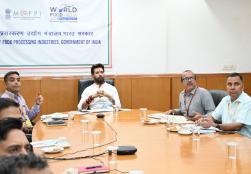 केंद्रीय मंत्री श्री चिराग पासवान ने आज नई दिल्ली के पंचशील भवन में आयोजित एक बैठक की अध्यक्षता की। बैठक में मंत्रालय की #PMFMEScheme की समीक्षा की गई और योजना की वर्तमान स्थिति व प्रगति पर चर्चा की गई।