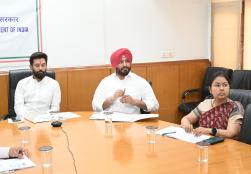 #MOFPI के केंद्रीय मंत्री श्री चिराग पासवान एवं राज्यमंत्री श्री रवनीत सिंह बिट्टू ने आज नई दिल्ली के पंचशील भवन में एक अंतर-मंत्रालयी अधिकार प्राप्त समिति (IMEC) की बैठक की अध्यक्षता की, जिसमें मंत्रालय की #PMFMEScheme की समीक्षा की गई।