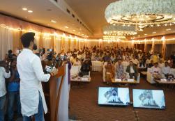 केंद्रीय खाद्य प्रसंस्करण उद्योग मंत्री श्री चिराग पासवान ने आज पटना में आयोजित 'इंडस्ट्री गोलमेज़ बैठक' की अध्यक्षता की।   बैठक में खाद्य प्रसंस्करण उद्योग के प्रतिनिधियों व सूक्ष्म उद्यमियों ने हिस्सा लिया, जिसमें राज्य में #FoodProcessing क्षेत्र के अवसरों पर चर्चा की गई।  साथ ही कार्यक्रम में उपस्थित खाद्य उद्योगपतियों व उद्यमियों को आगामी मेगा फूड इवेंट #WorldFoodIndia2024 में शामिल होने के लिए प्रोत्साहित किया गया। 