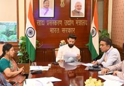 केंद्रीय खाद्य प्रसंस्करण उद्योग मंत्री श्री चिराग पासवान ने आज नई दिल्ली के पंचशील भवन में #MOFPI के वरिष्ठ अधिकारियों के साथ आयोजित बैठक की अध्यक्षता की। बैठक में मंत्रालय की #PMKSY, #PMFME तथा #PLIScheme योजनाओं की समीक्षा की गई और 100 दिन की कार्य योजना पर चर्चा की गई।