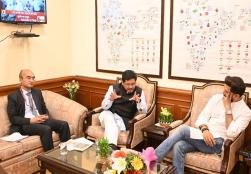 मेघालय के मुख्यमंत्री श्री कॉनराड संगमा ने आज नई दिल्ली के पंचशील भवन में केंद्रीय खाद्य प्रसंस्करण उद्योग मंत्री श्री चिराग पासवान से मुलाकात की। बैठक के दौरान दोनों मंत्रियों ने राज्य में खाद्य प्रसंस्करण क्षेत्र को मजबूत करने के तरीकों पर चर्चा की।