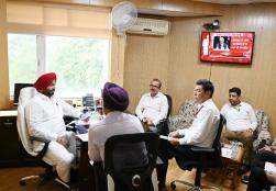 केंद्रीय राज्य मंत्री श्री रवनीत सिंह बिट्टू ने आज नई दिल्ली के पंचशील भवन में मंत्रालय के वरिष्ठ अधिकारियों के साथ आयोजित बैठक की अध्यक्षता की। बैठक में उत्तर-पूर्वी राज्यों में लागू #MOFPI की योजनाओं के अंतर्गत चल रही परियोजनाओं के व्यय की समीक्षा की गई।