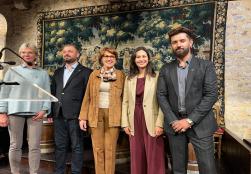 खाद्य प्रसंस्करण उद्योग मंत्री श्री चिराग पासवान ने फ्रांस में क्षेत्रीय दौरे के दौरान विभिन्न देशों के मंत्रियों के साथ खाद्य प्रसंस्करण उद्योग के विस्तार और नवीनीकरण से संबंधित वार्ता की। मंत्री जी ने #FoodProcessing सेक्टर से जुड़ी कई महत्वपूर्ण परियोजनाओं पर भी चर्चा की।