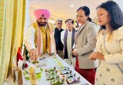  केंद्रीय खाद्य प्रसंस्करण उद्योग राज्य मंत्री श्री रवनीत सिंह बिट्टू ने अरुणाचल प्रदेश में नीति पुयू एसएचजी की श्रीमती किम यानयुंग से मुलाकात की, जिन्होंने उन्हें अचार, बेकिंग उत्पादों और मिर्च-आधारित उत्पादों की एक व्यापक रेंज दिखाई। मंत्रालय की #PMFMEScheme के माध्यम से उन्हें सीड कैपिटल प्राप्त हुआ है जिससे उन्हें अपनी उद्यमशीलता को विस्तार देने में मदद मिली। माननीय मंत्री जी ने उनकी इस सफलता को देखते हुए गर्व व्यक्त किया और फूड प्रोसेसिंग सेक्टर में उनके इस योगदान की सराहना की।