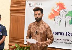 "मैं राष्ट्र की एकता, अखंडता और सुरक्षा को बनाए रखने के लिए खुद को समर्पित करता हूं..."   इस प्रतिबद्धता के साथ, #MOFPI के केंद्रीय मंत्री श्री चिराग पासवान ने #NationalUnityDay के उत्सव को चिह्नित करने और सरदार वल्लभभाई पटेल की विरासत का सम्मान करने के लिए आज पंचशील भवन, नई दिल्ली में मंत्रालय के अधिकारियों और कर्मचारियों को राष्ट्रीय एकता दिवस की शपथ दिलाई।
