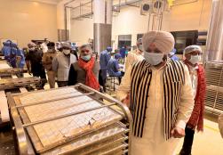 केंद्रीय राज्य मंत्री #MOFPI श्री रवनीत सिंह बिट्टू ने गुजरात में अमूल का दौरा किया। अमूल उन 53 बड़े उद्यमों में से एक है जो #PLISFPI योजना के तहत मंत्रालय से लाभ उठा रहे हैं, जिसका उद्देश्य खाद्य प्रसंस्करण क्षेत्र को मजबूत करना और कृषि उत्पादों में मूल्य संवर्धन को बढ़ावा देना है। दौरे के दौरान, माननीय मंत्री ने अधिकारियों और हितधारकों के साथ बातचीत की, सरकार की उद्योग में विकास और नवाचार को बढ़ावा देने की प्रतिबद्धता को उजागर किया।