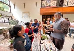 सिक्किम दौरे पर केंद्रीय राज्यमंत्री श्री  प्रहलाद सिंह पटेल ने राज्य ग्रामीण विकास संस्थान और पंचायती राज,सिक्किम द्वारा समर्थित सिक्किम प्रगतिशील नारी सहकारी समिति द्वारा विकसित ब्रांड रामरू के उत्पादों को देखा व #SHG की महिलाओं से संवाद कर MOFPI द्वारा सम्भव मदद करने की बात कही।