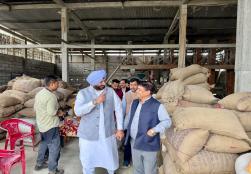 केंद्रीय राज्य मंत्री #MOFPI श्री रवनीत सिंह बिट्टू ने आज असम के तामुलपुर, द्वारकुची में लवली चावल मिल का दौरा किया। यह मिल #PMFMEScheme के तहत लाभार्थी श्री लब्बा कुमार शिल्ल के स्वामित्व में है। माननीय मंत्री की यात्रा ने सूक्ष्म खाद्य प्रसंस्करण उद्यमों को सशक्त बनाने और क्षेत्र में आर्थिक विकास को बढ़ावा देने में सरकारी पहलों के प्रभाव को उजागर किया।