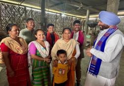 केन्द्रीय राज्य मंत्री #MOFPI, श्री रवींद्र सिंह बित्तू ने असम के तामुलपुर जिले में श्री नयन सरगियारी के स्वामित्व वाले अनिमा चावल मिल का दौरा किया, जो #PMFMEScheme के एक गर्वित लाभार्थी हैं। यह इकाई सिज़ोव ब्रांड नाम के तहत सरसों के तेल का उत्पादन करती है, जो स्थानीय उद्यमिता और आर्थिक विकास को बढ़ावा देने में महत्वपूर्ण भूमिका निभा रही है।