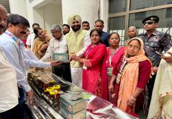 आज श्री रवनीत सिंह बिट्टू, राज्य मंत्री, खाद्य प्रसंस्करण उद्योग मंत्रालय ने पीएमएफएमई लाभार्थियों द्वारा प्रदर्शित उत्पादों की प्रदर्शनी का दौरा किया, जिसमें अचार, नूडल्स, गुड़ और शहद शामिल थे। पंजाब में इस योजना के तहत 2,510 सूक्ष्म उद्यम स्थापित हैं, जिनमें ₹689 करोड़ का ऋण वितरण किया गया है। केवल बठिंडा में 483 उद्यमों को ₹142 करोड़ का ऋण मिला है, जिससे खाद्य प्रसंस्करण क्षेत्र में विकास को बढ़ावा मिल रहा है।