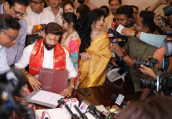  केंद्रीय मंत्री श्री चिराग पासवान ने आज नई दिल्ली के पंचशील भवन में खाद्य प्रसंस्करण उद्योग मंत्री के रूप में कार्यभार संभाला।