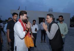 खाद्य प्रसंस्करण उद्योग मंत्री, श्री चिराग पासवान ने अजमेर के रूपनगढ़ स्थित 'ग्रीनटेक मेगा फूड पार्क' का दौरा किया और वहाँ की आधुनिक सुविधाओं तथा उन्नत प्रसंस्करण क्षमताओं की सराहना की। खाद्य प्रसंस्करण उद्योग मंत्रालय के सहयोग से विकसित यह पार्क किसानों के लिए नए अवसर सृजित कर रहा है, जिससे हजारों लोगों को लाभ पहुँच रहा है और स्थानीय स्तर पर रोज़गार के अवसर पैदा हो रहे हैं। खाद्य प्रसंस्करण उद्योग मंत्री, श्री चिराग पासवान ने अजमेर के रूपनगढ़ स्थित 'ग्रीनटेक मेगा फूड पार्क' का दौरा किया और वहाँ की आधुनिक सुविधाओं तथा उन्नत प्रसंस्करण क्षमताओं की सराहना की। खाद्य प्रसंस्करण उद्योग मंत्रालय के सहयोग से विकसित यह पार्क किसानों के लिए नए अवसर सृजित कर रहा है, जिससे हजारों लोगों को लाभ पहुँच रहा है और स्थानीय स्तर पर रोज़गार के अवसर पैदा हो रहे हैं।