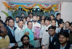 वसंतराव नाईक मराठवाड़ा कृषि विद्यापीठ के पूर्व विद्यार्थियों द्वारा स्थापित सफल खाद्य प्रसंस्करण उद्यम नवाचार, उद्यमिता और मूल्य संवर्धन की प्रेरक मिसाल हैं। केंद्रीय खाद्य प्रसंस्करण उद्योग मंत्री श्री चिराग पासवान ने इन उद्यमियों से संवाद किया। #ProcessingForProsperity 