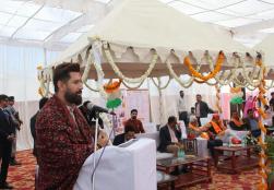 श्री चिराग पासवान, केंद्रीय मंत्री, #MoFPI ने उदयपुर के बलीचा स्थित कृषि उपज मंडी समिति परिसर में #PMFME योजना के अंतर्गत स्वीकृत कॉमन इनक्यूबेशन सेंटर का उद्घाटन किया। यहां स्थापित प्रोसेसिंग लाइन्स माइनर फॉरेस्ट्री प्रोडक्ट्स, फलों एवं मसालों के प्रसंस्करण के जरिए स्थानीय SHGs/FPOs/उद्यमियों को मूल्य संवर्धन, गुणवत्ता और मार्केट-लिंकेज प्रदान कर विकास का एक मजबूत इकोसिस्टम तैयार करेंगी।