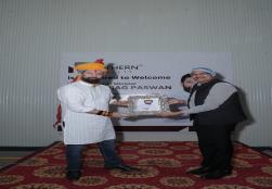 खाद्य प्रसंस्करण उद्योग मंत्री, श्री चिराग पासवान ने अजमेर के रूपनगढ़ स्थित 'ग्रीनटेक मेगा फूड पार्क' का दौरा किया और वहाँ की आधुनिक सुविधाओं तथा उन्नत प्रसंस्करण क्षमताओं की सराहना की। खाद्य प्रसंस्करण उद्योग मंत्रालय के सहयोग से विकसित यह पार्क किसानों के लिए नए अवसर सृजित कर रहा है, जिससे हजारों लोगों को लाभ पहुँच रहा है और स्थानीय स्तर पर रोज़गार के अवसर पैदा हो रहे हैं। खाद्य प्रसंस्करण उद्योग मंत्री, श्री चिराग पासवान ने अजमेर के रूपनगढ़ स्थित 'ग्रीनटेक मेगा फूड पार्क' का दौरा किया और वहाँ की आधुनिक सुविधाओं तथा उन्नत प्रसंस्करण क्षमताओं की सराहना की। खाद्य प्रसंस्करण उद्योग मंत्रालय के सहयोग से विकसित यह पार्क किसानों के लिए नए अवसर सृजित कर रहा है, जिससे हजारों लोगों को लाभ पहुँच रहा है और स्थानीय स्तर पर रोज़गार के अवसर पैदा हो रहे हैं।