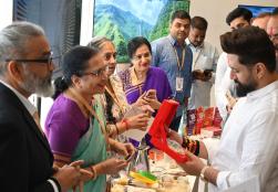 केंद्रीय खाद्य प्रसंस्करण उद्योग मंत्री श्री Chirag Paswan ने #SAPLING2026 में लगाई एक्ज़िबिशन का दौरा किया। इस दौरान उन्होंने देश के विविध और इनोवेटिव प्रोसेस्ड फूड प्रोडक्ट्स का अवलोकन किया। साथ ही राज्य में #FoodProcessing क्षेत्र में हो रहे उल्लेखनीय विकास और स्टार्टअप्स की पहल की सराहना की। Shri Chirag Paswan, Hon’ble Union Minister for Food Processing Industries, visited the exhibition at #SAPLING2026. During the visit, he explored a diverse range of innovative processed food products from Gujarat and