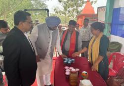 केंद्रीय राज्य मंत्री #MOFPI, श्री रवींद्र सिंह बिट्टू ने असम के तुमलपुर जिले में अपनी 2 दिवसीय यात्रा के दौरान SHG सदस्यों के साथ बातचीत की। #PMFMEScheme के तहत, मंत्रालय ने खाद्य प्रसंस्करण और संबद्ध क्षेत्रों में लगे 148 SHG सदस्यों के लिए ₹49 लाख की पूंजी राशि को स्वीकृति दी है। बातचीत के दौरान, SHG सदस्यों ने अपने विभिन्न प्रकार के उत्पाद दिखाए, जिनमें जैविक ऑयस्टर मशरूम, अचार, जोहा चावल, नमकीन और हैंडबैग शामिल थे, जो क्षेत्र की उद्यमी भावना और संभावनाओं को दर्शाते हैं।