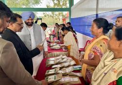 केंद्रीय राज्य मंत्री #MOFPI, श्री रवींद्र सिंह बिट्टू ने असम के तुमलपुर जिले में अपनी 2 दिवसीय यात्रा के दौरान SHG सदस्यों के साथ बातचीत की। #PMFMEScheme के तहत, मंत्रालय ने खाद्य प्रसंस्करण और संबद्ध क्षेत्रों में लगे 148 SHG सदस्यों के लिए ₹49 लाख की पूंजी राशि को स्वीकृति दी है। बातचीत के दौरान, SHG सदस्यों ने अपने विभिन्न प्रकार के उत्पाद दिखाए, जिनमें जैविक ऑयस्टर मशरूम, अचार, जोहा चावल, नमकीन और हैंडबैग शामिल थे, जो क्षेत्र की उद्यमी भावना और संभावनाओं को दर्शाते हैं।