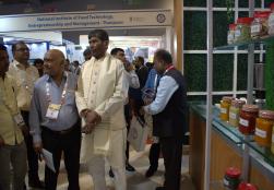  केंद्रीय मंत्री श्री पशुपति कुमार पारस ने @worldfoodindia के दौरान @NiftemHaryana के स्टॉल का दौरा कर एक्ज़िबिटर्स से बातचीत की। उन्होंने फूड प्रोसेसिंग क्षेत्र के छात्रों को खाद्य प्रसंस्करण संबंधित शिक्षा प्रदान करने के लिए संस्थान की प्रशंसा की व आभार व्यक्त किया।