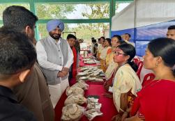 केंद्रीय राज्य मंत्री #MOFPI, श्री रवींद्र सिंह बिट्टू ने असम के तुमलपुर जिले में अपनी 2 दिवसीय यात्रा के दौरान SHG सदस्यों के साथ बातचीत की। #PMFMEScheme के तहत, मंत्रालय ने खाद्य प्रसंस्करण और संबद्ध क्षेत्रों में लगे 148 SHG सदस्यों के लिए ₹49 लाख की पूंजी राशि को स्वीकृति दी है। बातचीत के दौरान, SHG सदस्यों ने अपने विभिन्न प्रकार के उत्पाद दिखाए, जिनमें जैविक ऑयस्टर मशरूम, अचार, जोहा चावल, नमकीन और हैंडबैग शामिल थे, जो क्षेत्र की उद्यमी भावना और संभावनाओं को दर्शाते हैं।