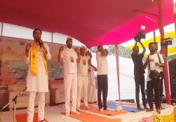 Union Minister of #MOFPI Shri Pashupati Kumar Paras performed #Yoga as a part of #InternationalDayofYoga2023 celebrations in Hajipur, Bihar.   #HarAnganYoga #YogaforVasudhaivaKutumbakam