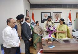  Union Minister Km Shobha Karandlaje assumed charge as MoS of #MOFPI at Panchsheel Bhawan, New Delhi, today.   The Minister also had a meeting with the Union Minister of MoFPI Shri Pashupati Kumar Paras and the Ministry's senior officials.