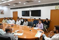 केंद्रीय खाद्य प्रसंस्करण उद्योग मंत्री श्री चिराग पासवान ने आज नई दिल्ली के पंचशील भवन में स्थित #MOFPI में आयोजित 'आईटी सेल पोर्टेबल' की समीक्षा बैठक की अध्यक्षता की और अधिकारियों को इससे संबंधित दिशानिर्देश दिए।