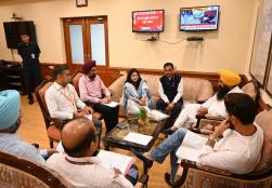 केंद्रीय खाद्य प्रसंस्करण उद्योग मंत्री श्री चिराग पासवान ने नई दिल्ली के पंचशील भवन में आज श्री गुरमीत सिंह खुड्डीयां, कृषि एवं खाद्य प्रसंस्करण उद्योग मंत्री, पंजाब सरकार व अन्य प्रतिनिधियों के साथ एक बैठक की।