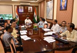 केंद्रीय मंत्री श्री चिराग पासवान ने आज नई दिल्ली के पंचशील भवन में #MOFPI के वरिष्ठ अधिकारियों के साथ आयोजित बैठक की अध्यक्षता की। बैठक में मंत्रालय की #PMKSY, #PMFME तथा #PLIScheme योजनाओं और मंत्रालय में चल रही 100 दिवसीय कार्य योजना की समीक्षा की गई।