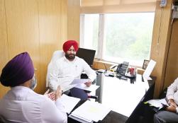 केंद्रीय राज्य मंत्री श्री रवनीत सिंह बिट्टू ने आज नई दिल्ली के पंचशील भवन में मंत्रालय के वरिष्ठ अधिकारियों के साथ आयोजित बैठक की अध्यक्षता की। बैठक में उत्तर-पूर्वी राज्यों में लागू #MOFPI की योजनाओं के अंतर्गत चल रही परियोजनाओं के व्यय की समीक्षा की गई।