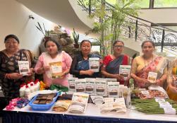 सिक्किम दौरे पर केंद्रीय राज्यमंत्री श्री  प्रहलाद सिंह पटेल ने राज्य ग्रामीण विकास संस्थान और पंचायती राज,सिक्किम द्वारा समर्थित सिक्किम प्रगतिशील नारी सहकारी समिति द्वारा विकसित ब्रांड रामरू के उत्पादों को देखा व #SHG की महिलाओं से संवाद कर MOFPI द्वारा सम्भव मदद करने की बात कही।