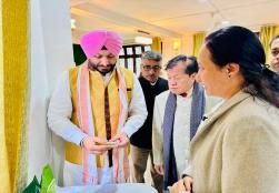  केंद्रीय खाद्य प्रसंस्करण उद्योग राज्य मंत्री श्री रवनीत सिंह बिट्टू ने अरुणाचल प्रदेश में नीति पुयू एसएचजी की श्रीमती किम यानयुंग से मुलाकात की, जिन्होंने उन्हें अचार, बेकिंग उत्पादों और मिर्च-आधारित उत्पादों की एक व्यापक रेंज दिखाई। मंत्रालय की #PMFMEScheme के माध्यम से उन्हें सीड कैपिटल प्राप्त हुआ है जिससे उन्हें अपनी उद्यमशीलता को विस्तार देने में मदद मिली। माननीय मंत्री जी ने उनकी इस सफलता को देखते हुए गर्व व्यक्त किया और फूड प्रोसेसिंग सेक्टर में उनके इस योगदान की सराहना की।