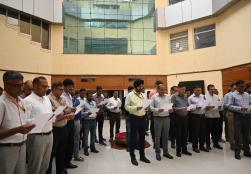 "मैं राष्ट्र की एकता, अखंडता और सुरक्षा को बनाए रखने के लिए खुद को समर्पित करता हूं..."   इस प्रतिबद्धता के साथ, #MOFPI के केंद्रीय मंत्री श्री चिराग पासवान ने #NationalUnityDay के उत्सव को चिह्नित करने और सरदार वल्लभभाई पटेल की विरासत का सम्मान करने के लिए आज पंचशील भवन, नई दिल्ली में मंत्रालय के अधिकारियों और कर्मचारियों को राष्ट्रीय एकता दिवस की शपथ दिलाई।