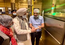 केंद्रीय राज्य मंत्री #MOFPI श्री रवनीत सिंह बिट्टू ने गुजरात में अमूल का दौरा किया। अमूल उन 53 बड़े उद्यमों में से एक है जो #PLISFPI योजना के तहत मंत्रालय से लाभ उठा रहे हैं, जिसका उद्देश्य खाद्य प्रसंस्करण क्षेत्र को मजबूत करना और कृषि उत्पादों में मूल्य संवर्धन को बढ़ावा देना है। दौरे के दौरान, माननीय मंत्री ने अधिकारियों और हितधारकों के साथ बातचीत की, सरकार की उद्योग में विकास और नवाचार को बढ़ावा देने की प्रतिबद्धता को उजागर किया।