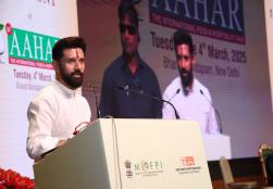  inaugural सत्र को संबोधित करते हुए, माननीय मंत्री ने कहा कि हमारा दृष्टिकोण स्पष्ट है: दुनिया के हर खाने की मेज पर कम से कम एक भारत में निर्मित खाद्य उत्पाद होना चाहिए। खाद्य प्रसंस्करण का विस्तार करके, हम यह सुनिश्चित कर सकते हैं कि भारतीय स्वाद, गुणवत्ता और नवाचार दुनिया के हर कोने तक पहुंचे।